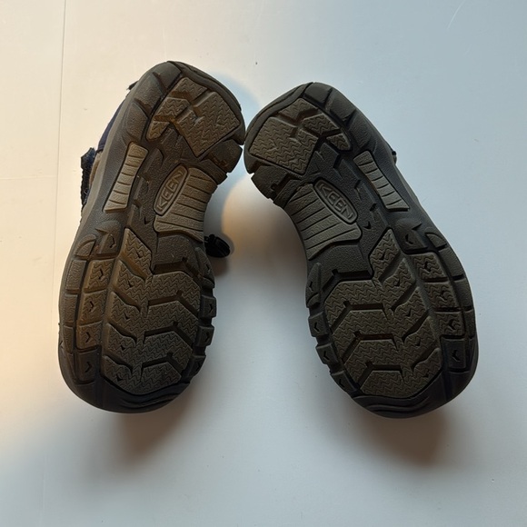 KEEN Kids Navy and Charcoal Sandals - Picture 7 of 8